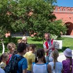 5. Денис показывает ребятам, какой была Москва четыреста лет назад