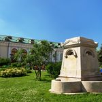 9. Мало, кто знает, но это замаскированный под античный жертвенник вентиляционный киоск реки Неглинной