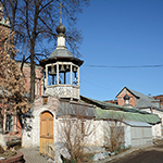 2. Бывший каретный сарай храма Воскресения в Кадашах. В 1990-х годах стал церковью Иова Почаевского