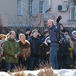 3. Денис Дроздов указывает на яркие детали храма в Кадашах
