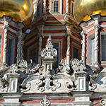 6. Украшения, которые в народе получили название «петушиные гребешки». Сходство есть, разве что они не красные. И, конечно, нарисованные окна барабанов!