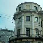7. Дом В.П. Разумовской – главное украшение Маросейки. Его называют «памятник нелюбви». Кстати, аптека на первом этаже уже больше ста лет