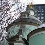 12. Московские контрасты – казаковская церковь Космы и Дамиана и советское административное здание 1970-х годов. Разница – почти двести лет