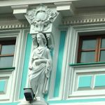 13. Эклектические барышни на фасаде классицистического дома. Обратите внимание, правая барышня держит в руках треугольник – символ архитектуры