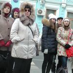 15. Все любуются церковью Космы и Дамиана на Маросейке. А позади – усадьба Румянцевых