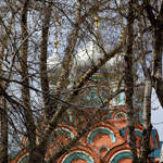 Горки кокошников храма Григория Неокесарийского сквозь деревья