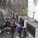 У бокового фасада пристройки МГТС на Большой Ордынке. Наверху – мозаика с церковью Воскресения в Монетчиках (Разрушена в 1930-е годы)
