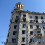 10. Первое здание по четной стороне – знаменитый «дом под юбкой», построенный в 1940 году по проекту знаменитого А.Г. Мордвинова