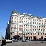 15. Напротив «дома под юбкой» – доходный дом М.С. Логуновой. Построен в 1880-1882 годах архитектором А.Е. Вебером. Надстроен в 1935 году