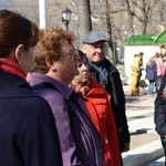 16. Как внимательно слушают экскурсанты! Видимо, что-то весьма интересное =)