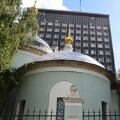 19. Строгий и лаконичный двухколонный портик Космодамианского храма