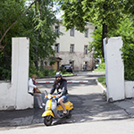 30. Выезжает из дворика, где, согласно Гиляровскому, жили «раки» и торговали «паленой» смирновкой. Ужи ни «рак» ли!