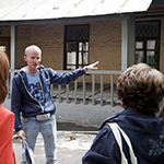 36. «Именно отсюда высовывалась волосатая рука с паленой смирновкой». Между прочем, это домик с «галдарейками»