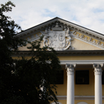 Великолепный герб на усадьбе князей Долгоруких на Поварской
