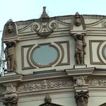 13. Дом украшен аттиками с младенцами-путти, стоящими на колоннах
