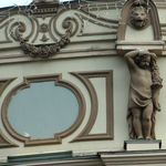 14. Хрупкие младенцы держат на своих плечах мощные аттики