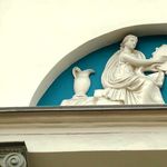 23. Здание эпохи классицизма, отсюда и древнегреческие мифологические сюжеты