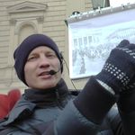 6. Денис показывает первое здание XIX века, в котором разместился магазин