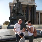 2. Экскурсовод Денис Дроздов – автор книг о Москве. Перед началом экскурсии можно получить автограф =)