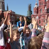 28. А это ребята голосуют за то, чтобы главная площадь города осталась такой, какая она есть. Единогласно!