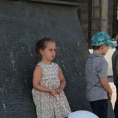 3. Стоят девчонки, стоят в сторонке…