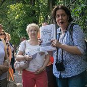 17. Экскурсовод Татьяна Воронцова остановилась у знаменитых палат Юсуповых XVII века