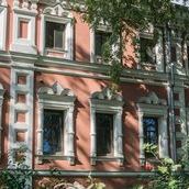 19. Яркие наличники на окнах палат