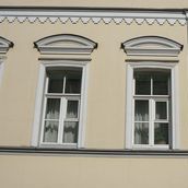 2. Украшения в нижней части здания