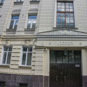 37. Надпись над подъездом – «MDCCCCV»