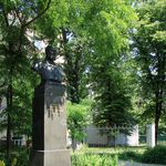 10. А бюст драматурга стоит примерно на месте колокольни церкви Покрова в Голиках