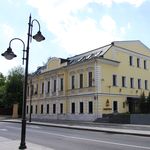 34. Еще несколько домов, в которых жили купцы Островского. Обратите внимание – со стороны парадного фасада два этажа, а со стороны бокового – три