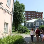 6. Группа идет к домику, в котором драматург появился на свет в 1823 году