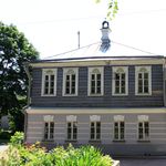 9. Мало кто знает, но это не просто дом, а дом дьякона церкви Покрова в Голиках. Островский появился на свет на церковном дворе. Покровский храм снесли в 1930-х годах