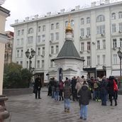 12. У часовни, построенной в память о разрушенной церкви Рождества Богородицы в Столешниках