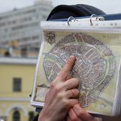4. Денис указывает на Троицкий мост через Неглинную – то место, откуда начиналась древняя Петровская дорога