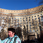 Знаменитый Дом архитекторов на Ростовской набережной, построенный А.В. Щусевым. Именно здесь остановилась Нюра в фильме «Три тополя на Плющихе»