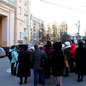Во дворе этого дома, со стороны 6-го Ростовского переулка, выстроили кафе-декорацию с названием «Три тополя»
