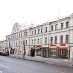9. Возле сплошной линии доходных домов второй половины XIX века в начале Покровки