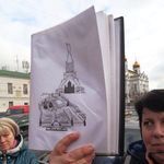 2. Экскурсовод Татьяна Воронцова показывает один из проектов дворца Советов